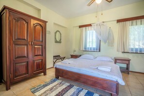 Triple Room | Hypo-allergenic bedding, desk, iron/ironing board, free WiFi - Bagbadem Tatil Ciftliği (Bozcaada)