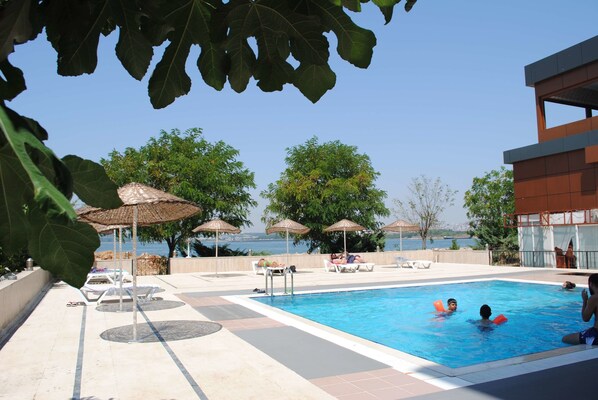 Outdoor pool, pool umbrellas, pool loungers - Asya Hotel Darica (Darica)