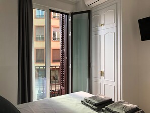 Double Room, Balcony | In-room safe, soundproofing, iron/ironing board, cribs/infant beds - Hostalin Madrid Atocha (Madrid)