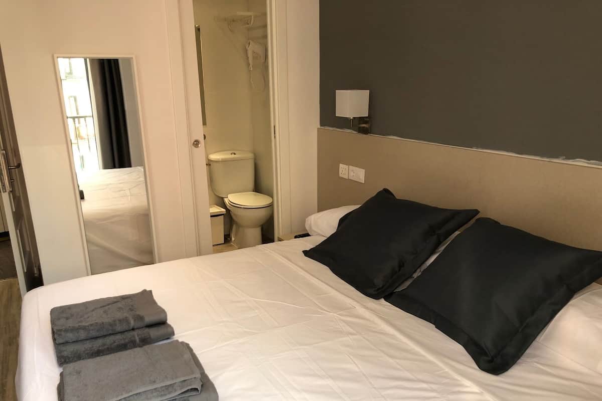 Double Room, Balcony | In-room safe, soundproofing, iron/ironing board, cribs/infant beds