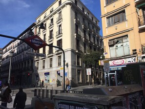 Façana frontal de l'allotjament (vespre/nit)