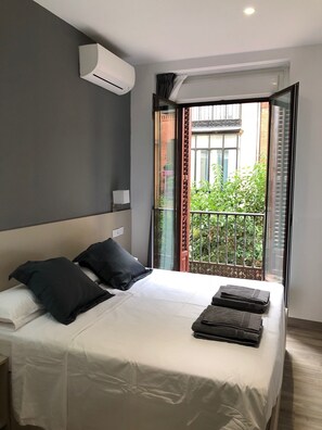 Double Room, Balcony | In-room safe, soundproofing, iron/ironing board, cribs/infant beds - Hostalin Madrid Atocha (Madrid)
