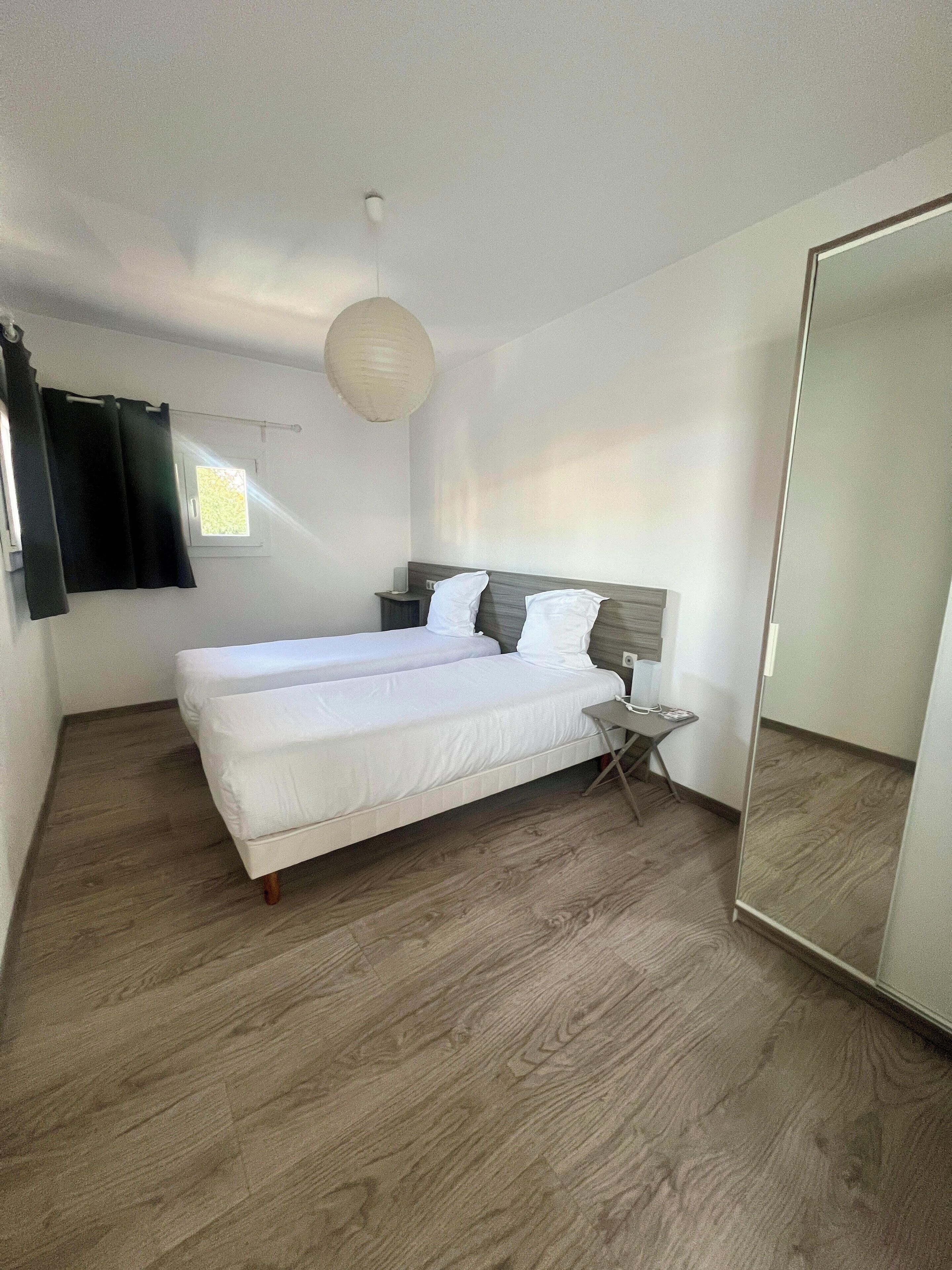 Familjerum - 2 sovrum | Skrivbord, mörkläggningsgardiner, ljudisolering och strykjärn/strykbräda