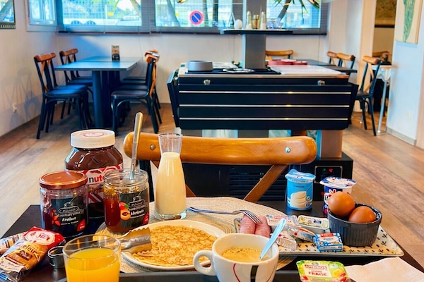 Daily buffet breakfast for a fee