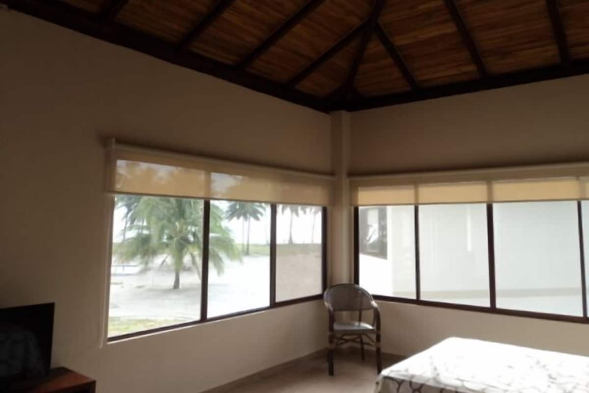 Chambre Deluxe, 1 grand lit, vue océan, en bord de plage