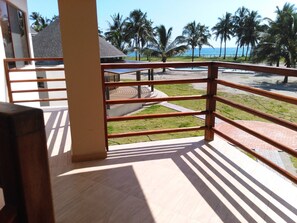 Standaard driepersoonskamer, 3 eenpersoonsbedden, uitzicht op oceaan, langs het strand | Balkon