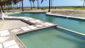 Piscine extérieure, chaises longues