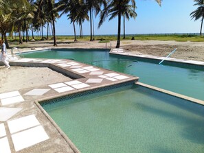 室外游泳池，日光浴躺椅