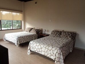 Doppia familiare, 2 letti matrimoniali, vista oceano, lato spiaggia | Biancheria da letto ipoallergenica, ferro/asse da stiro, lenzuola