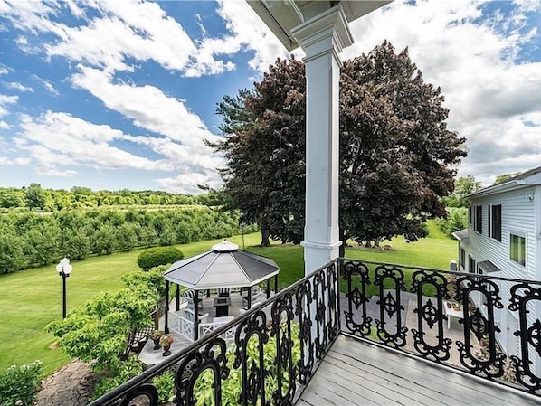 Premium Room, 1 Queen Bed, Balcony, Garden View