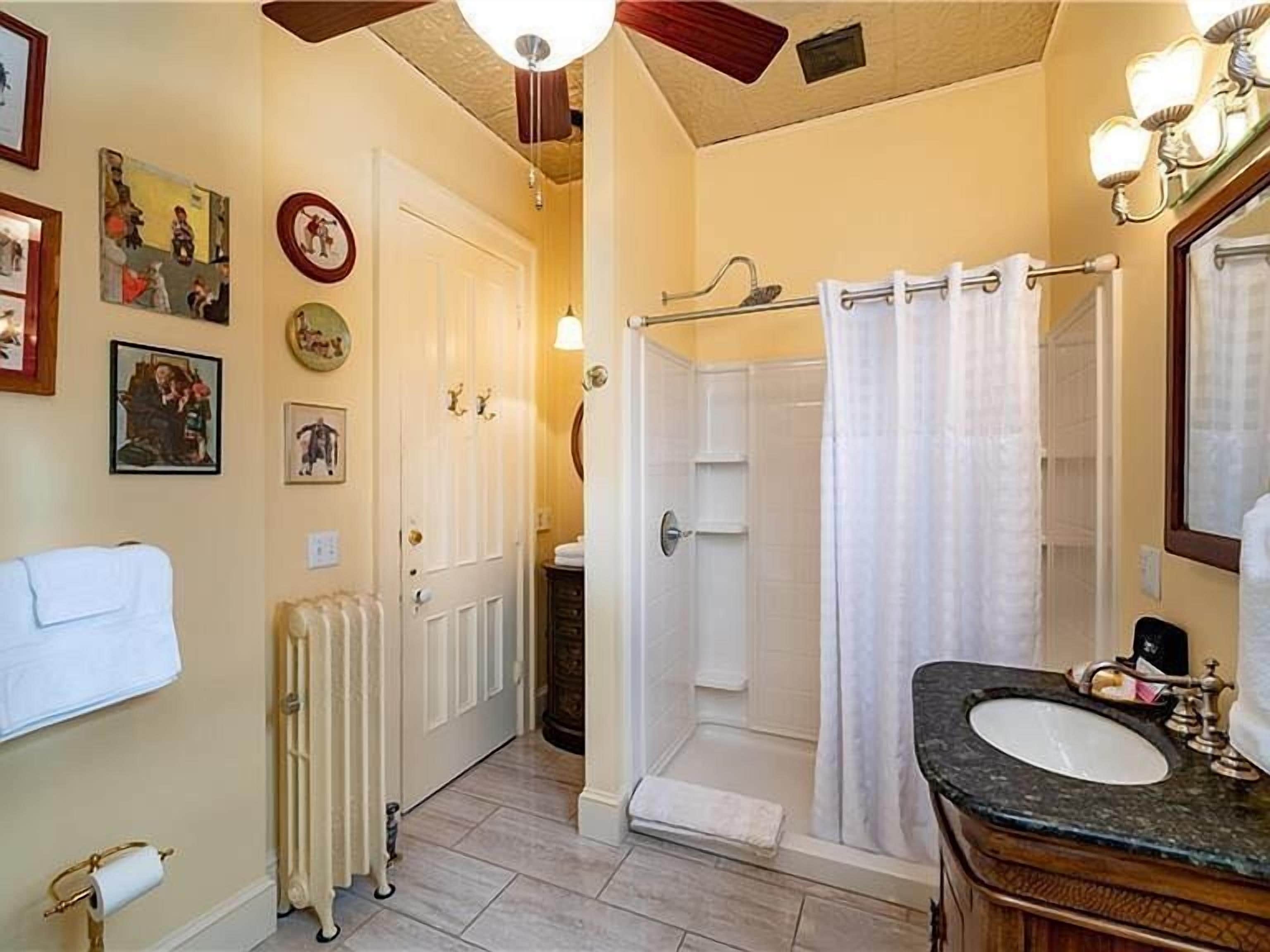 Un baño con ducha, lavabo e inodoro.