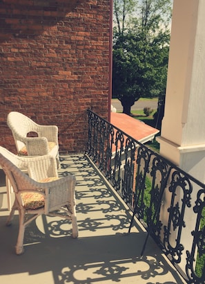 Premium Room, 1 Queen Bed, Balcony, Garden View | Balcony