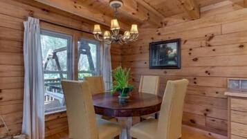 Comfort Cabin, 3 Bedrooms, Fireplace | In-room dining
