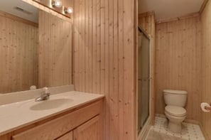 Comfort Cabin, 3 Bedrooms, Fireplace | Bathroom | Free toiletries, hair dryer, towels