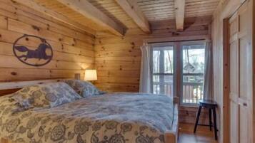 Comfort Cabin, 3 Bedrooms, Fireplace | 3 bedrooms, Egyptian cotton sheets, premium bedding, down duvets