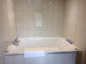 Indoor spa tub - Old White Hart (Oakham)