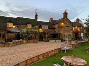 Exterior - Old White Hart (Oakham)