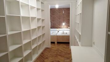 Eenpersoonskamer, gedeelde badkamer | Verduisterende gordijnen, een strijkplank/strijkijzer, gratis wifi