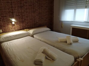 Cortinas blackout, tabla de planchar con plancha y wifi gratis 