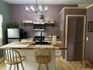 Chalet Luxe | Cuisine privée | Grand réfrigérateur, micro-ondes, four, plaque de cuisson