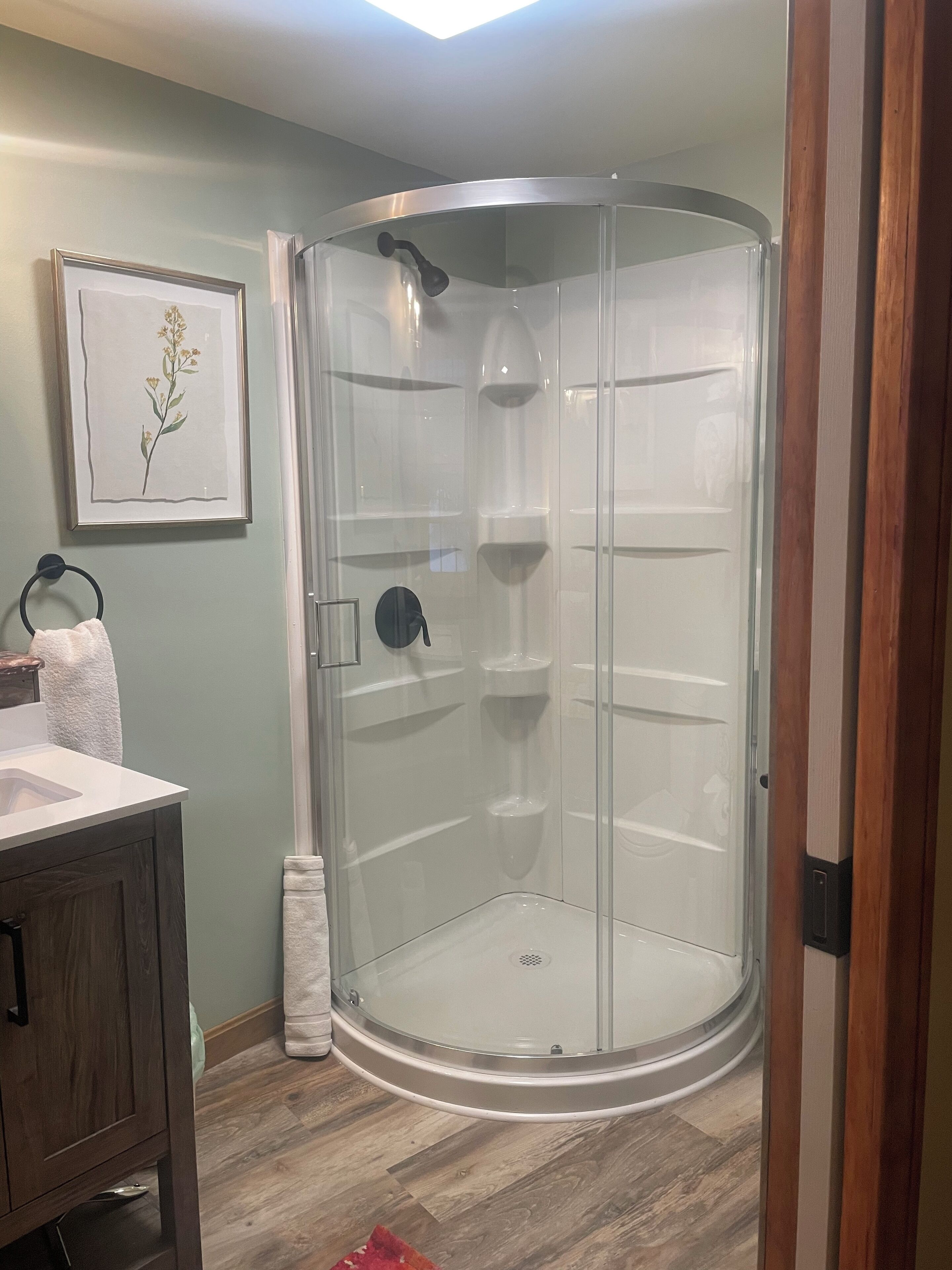 The Nest | Badkamer | Een bad/douchecombinatie, gratis toiletartikelen, een haardroger