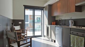 Refrigerador con freezer, microondas, horno, placa de cocina