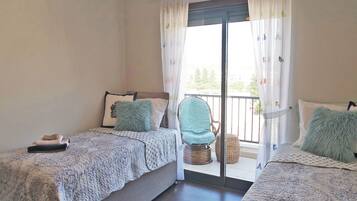 2 habitaciones, tabla de planchar con plancha, cunas y wifi gratis