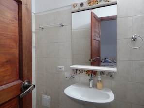 Romantic Double Room, 1 Double Bed, Garden View | Bathroom | Towels