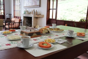 Khu vực ăn uống tại phòng
