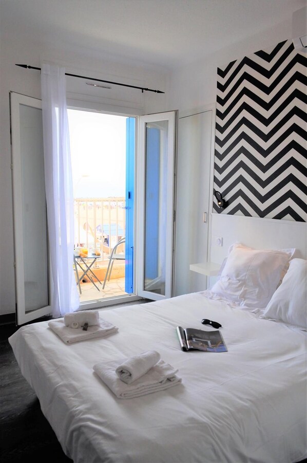 Iron/ironing board (on request), WiFi (free), bed sheets - Hôtel de la Mer (Valras-Plage)