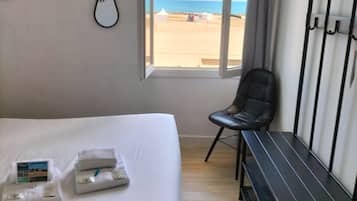 Habitación familiar | Tabla de planchar con plancha, wifi gratis y ropa de cama