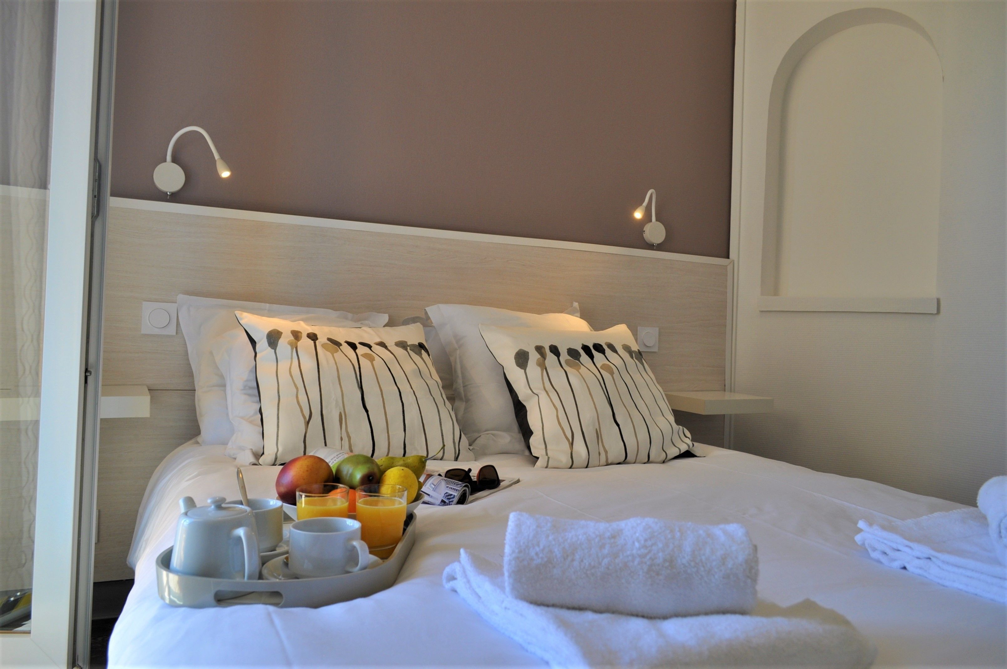 standard double room, partial sea view | room service – dining