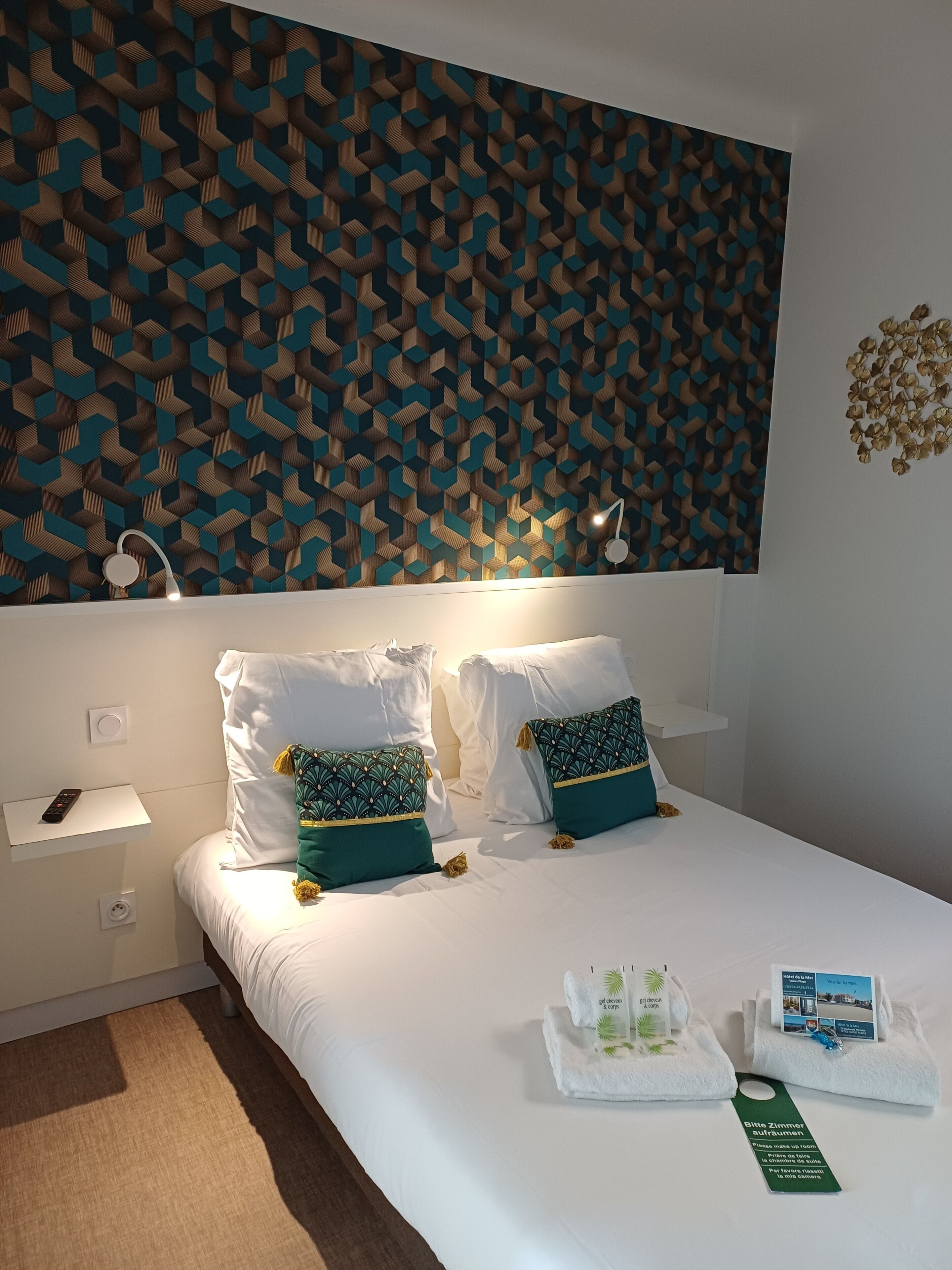 Economy Room | Iron/ironing board (on request), WiFi (free), bed sheets
