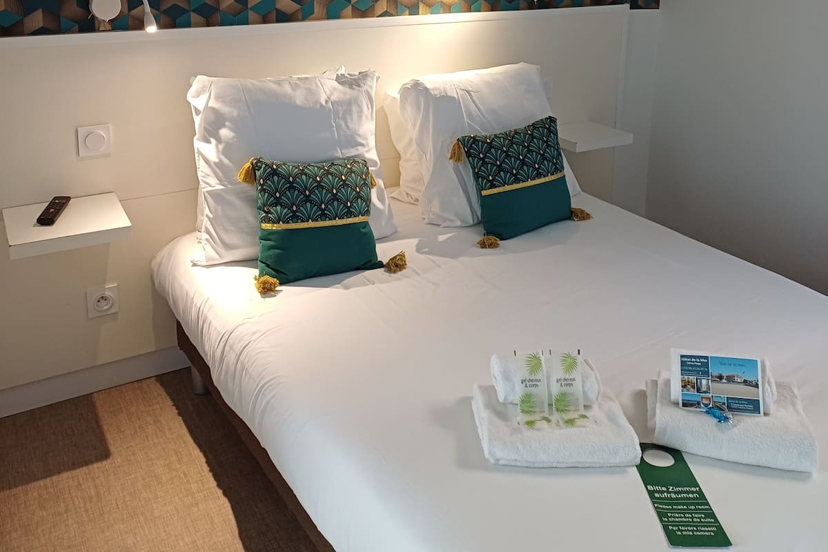 Tabla de planchar con plancha, wifi gratis y ropa de cama 