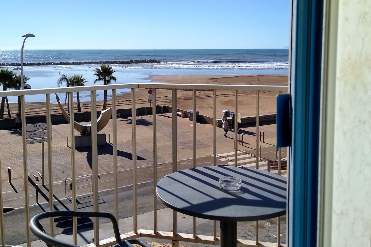 Panorama tweepersoonskamer, 1 tweepersoonsbed, balkon, uitzicht op zee | Een strijkplank/strijkijzer, gratis wifi, beddengoed