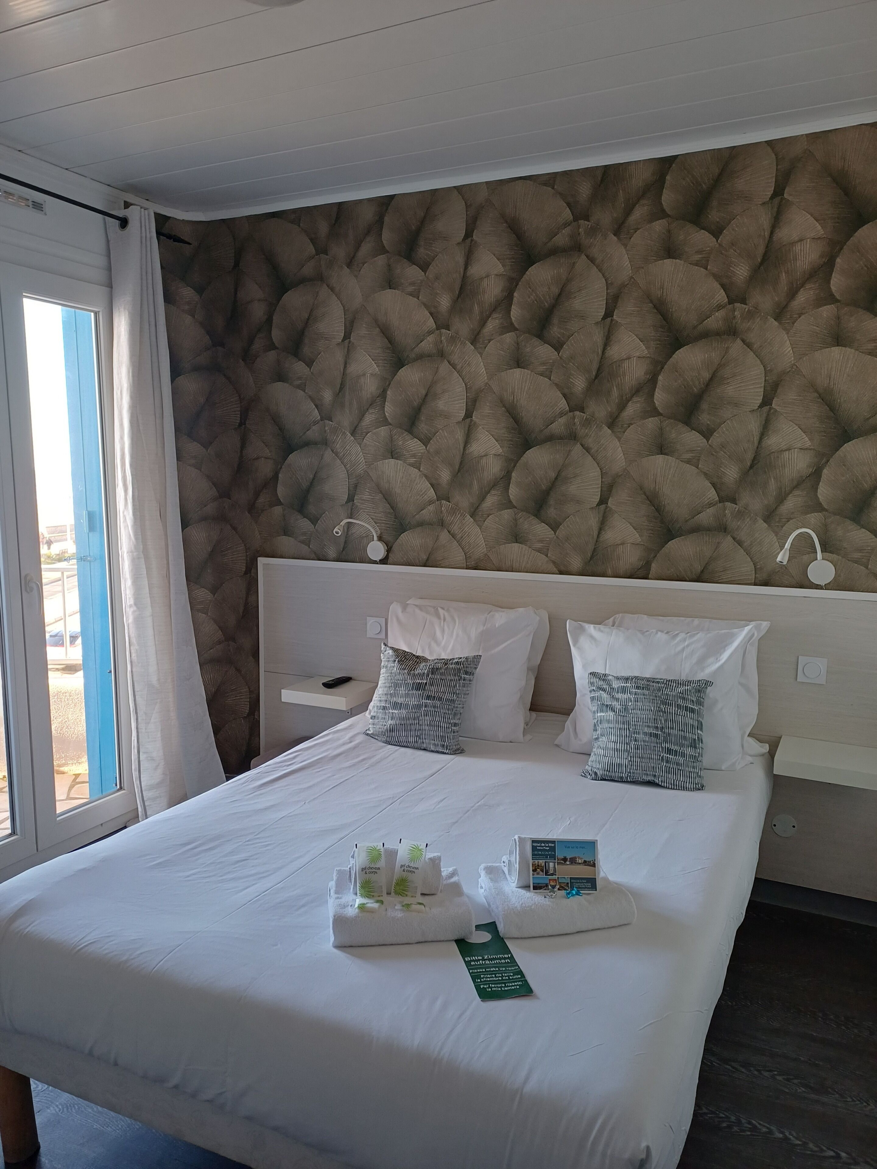Standard Double Room, Partial Sea View | Iron/ironing board (on request), WiFi (free), bed sheets