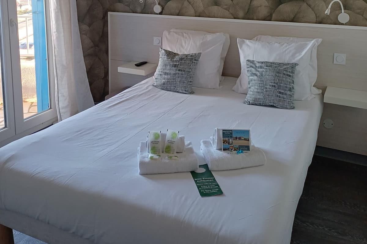 Tabla de planchar con plancha, wifi gratis y ropa de cama 