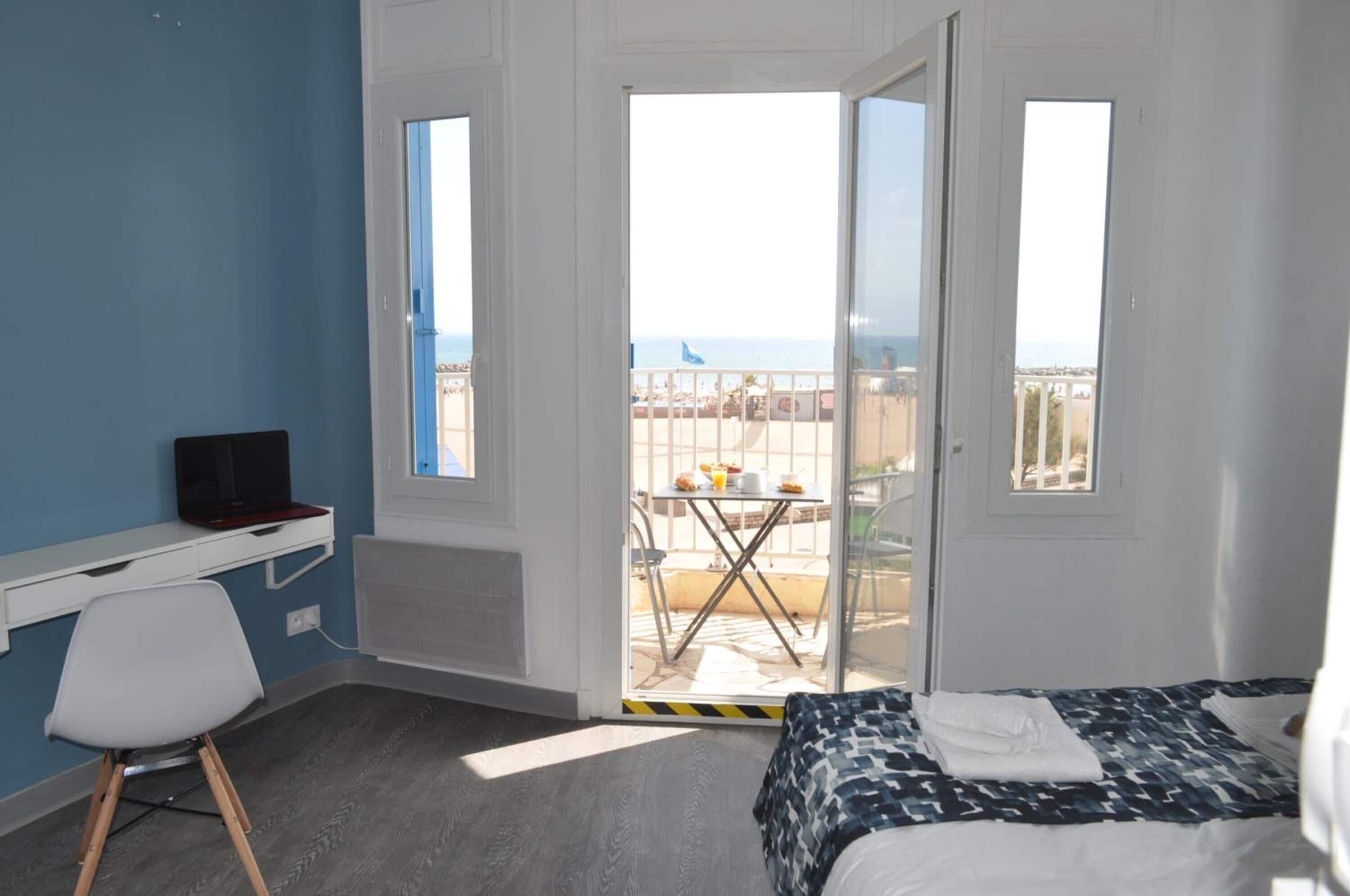 panoramic double room, 1 double bed, balcony, sea view | iron/ironing board, free wifi, bed sheets