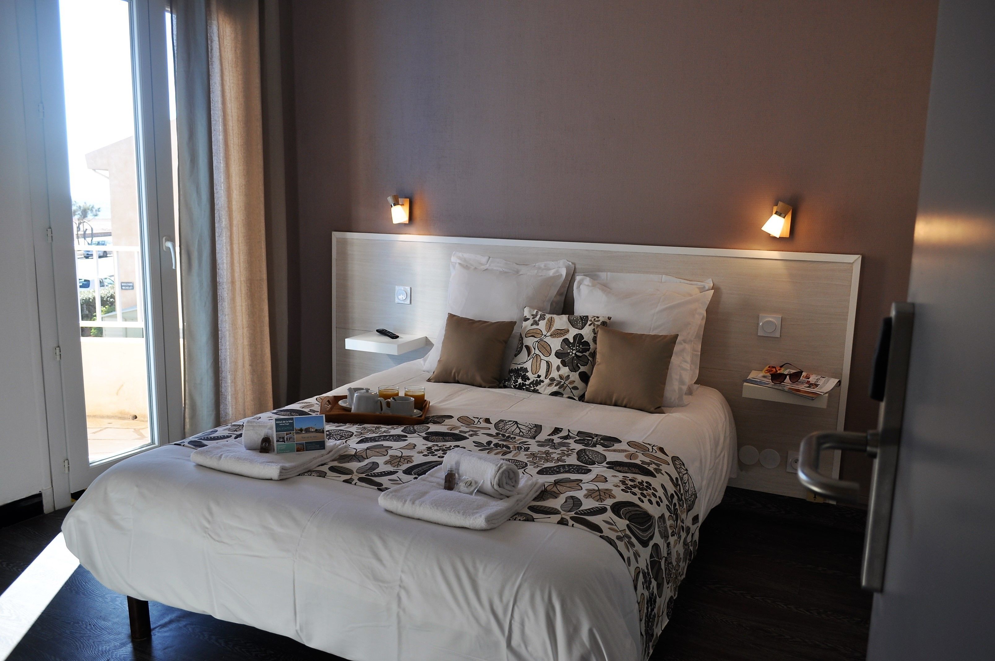 standard double room, partial sea view | iron/ironing board, free wifi, bed sheets