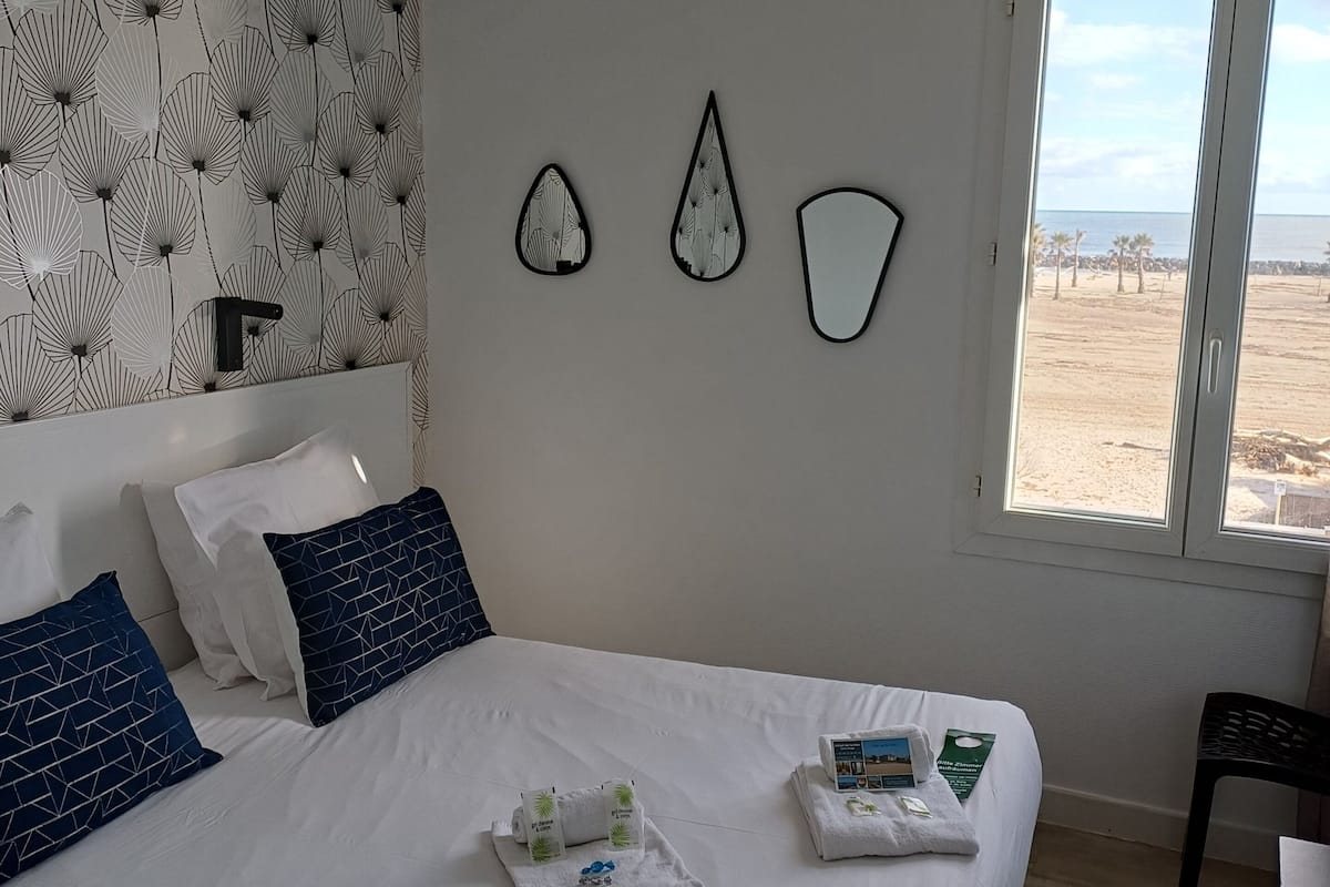 Tabla de planchar con plancha, wifi gratis y ropa de cama 