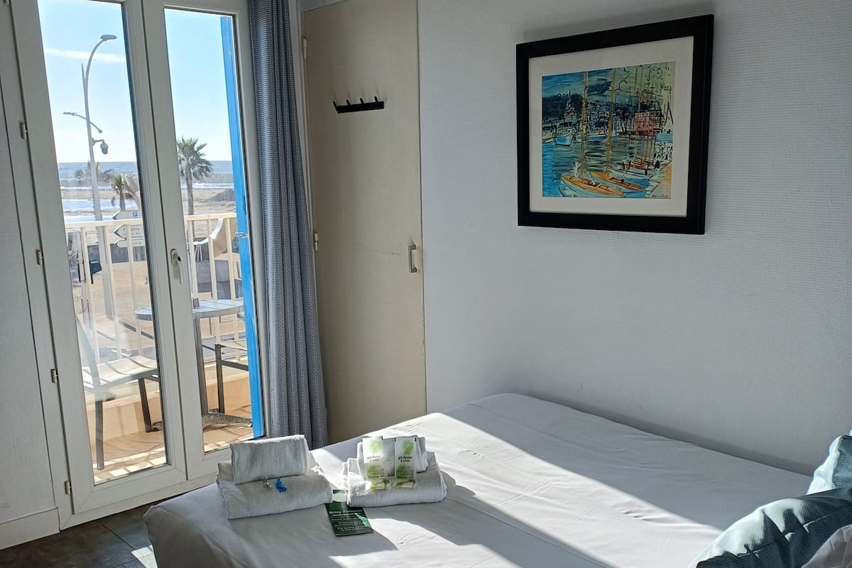 Tabla de planchar con plancha, wifi gratis y ropa de cama 