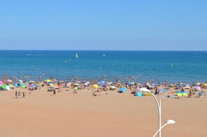 Sulla spiaggia, sabbia bianca