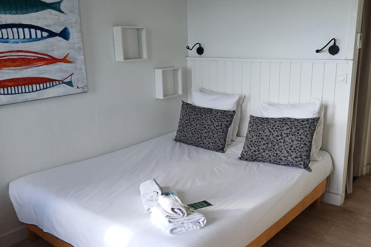 Tabla de planchar con plancha, wifi gratis y ropa de cama 