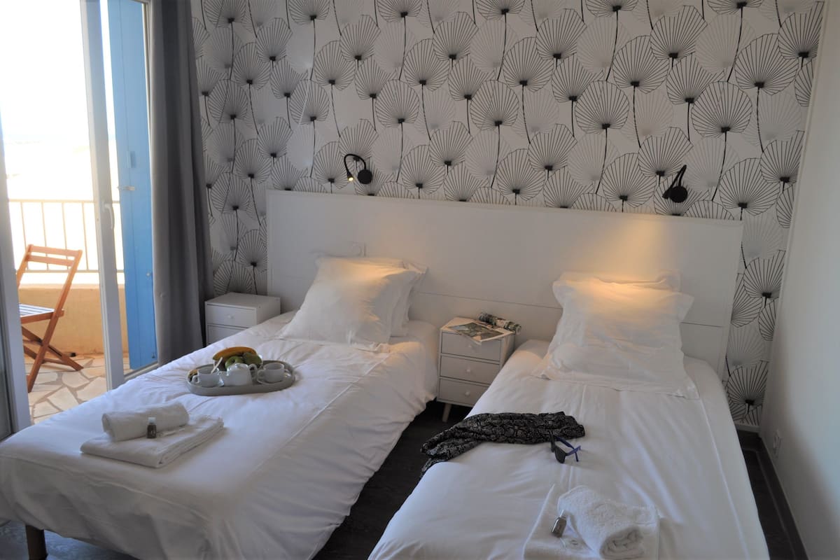 Tabla de planchar con plancha, wifi gratis y ropa de cama 