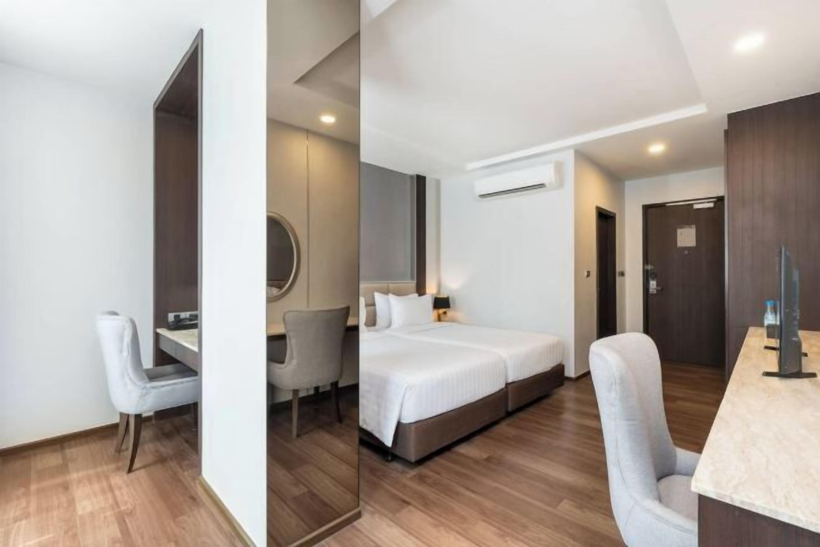 Bar mini, peti besi dalam bilik, meja, seterika/papan seterika 