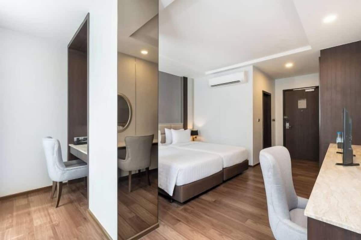 Bar mini, peti besi dalam bilik, meja, seterika/papan seterika