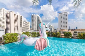 Outdoor pool, pool umbrellas, pool loungers - SureStay Plus Hotel by Best Western Sukhumvit 2 (Bangkok)
