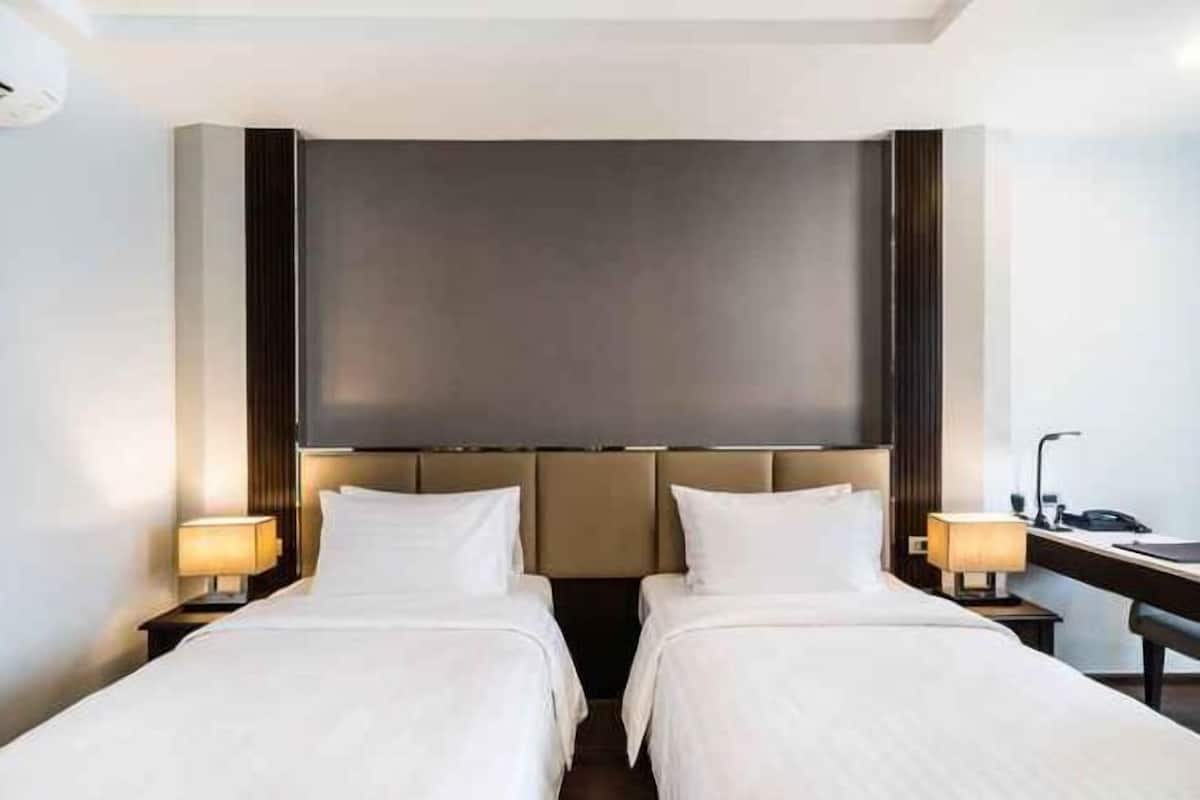 Minibar, in-room safe, desk, iron/ironing board