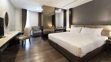 Deluxe Room, 1 King Bed, Non Smoking | Minibar, in-room safe, desk, iron/ironing board
