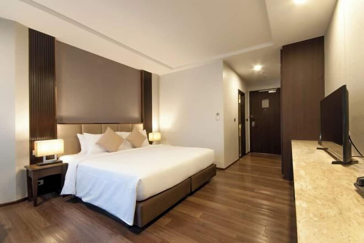 Minibar, in-room safe, desk, iron/ironing board